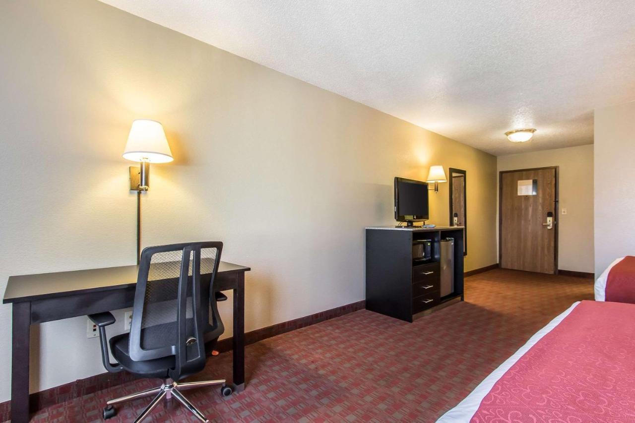 Quality Inn & Suites La Vergne Bagian luar foto