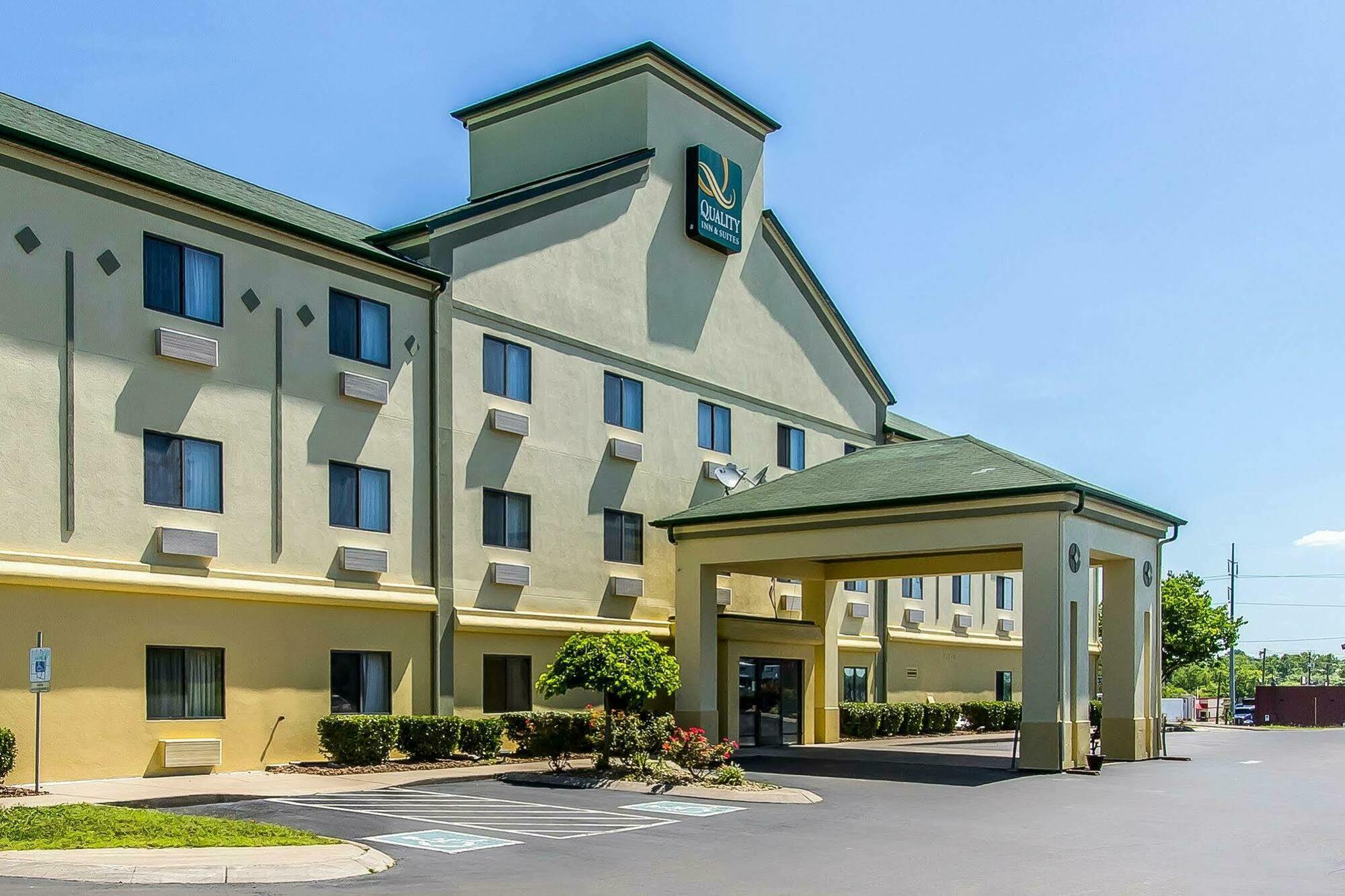 Quality Inn & Suites La Vergne Bagian luar foto