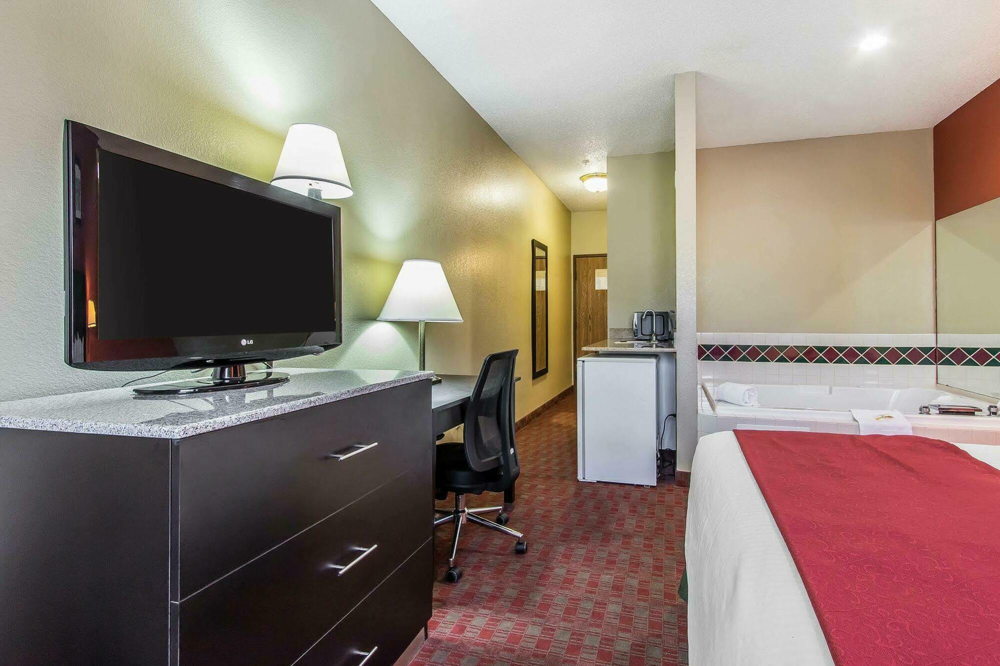 Quality Inn & Suites La Vergne Bagian luar foto