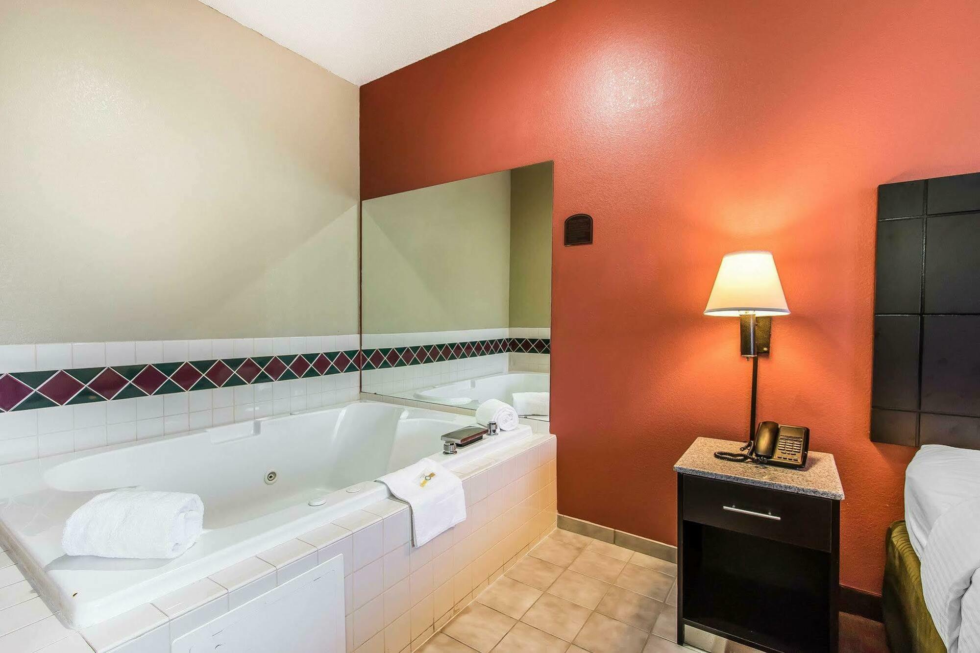 Quality Inn & Suites La Vergne Bagian luar foto